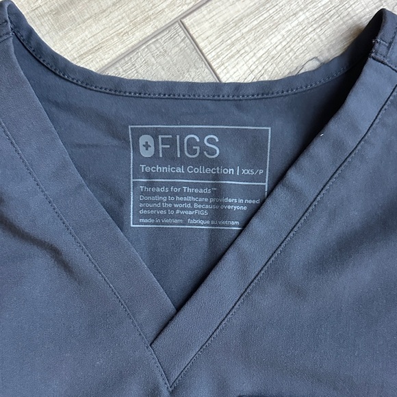 Figs Catarina Charcoal V-Neck Scrub Top - Picture 2 of 3